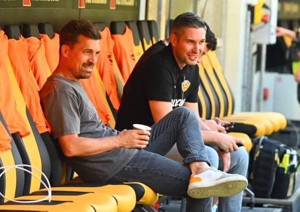 v.l.: Trainer Thomas Stamm und Stephan Zimmermann (Geschäftsführer Finanzen, beide Dresden), 21.09.2025, Fussball, GER, Saison 2025 2026, 2. Bundesliga, Zweite Liga, 6. Spieltag, Rudolf-Harbig-Stadion Dresden, SG Dynamo Dresden - Hannover 96, DFB AND DFL REGULATIONS PROHIBIT ANY USE OF PHOTOGRAPHS as IMAGE SEQUENCES and or QUASI-VIDEO,