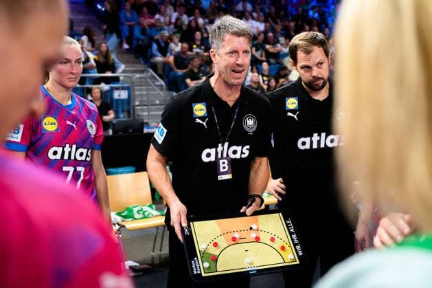 Krefeld: Handball Frauen Laenderspiel - Deutschland - Niederlande Trainer Markus Gaugisch (Deutschland) mit der Taktiktafel Krefeld Yayla Arena Nordrhein-Westfalen Deutschland