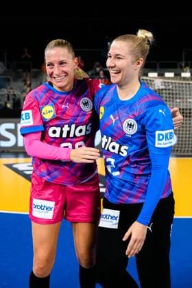 Krefeld: Handball Frauen Laenderspiel - Deutschland - Niederlande Jenny Behrend (Deutschland) ,Torhueterin Katharina Filter (Deutschland) Jubel Freude Emotion Krefeld Yayla Arena Nordrhein-Westfalen Deutschland