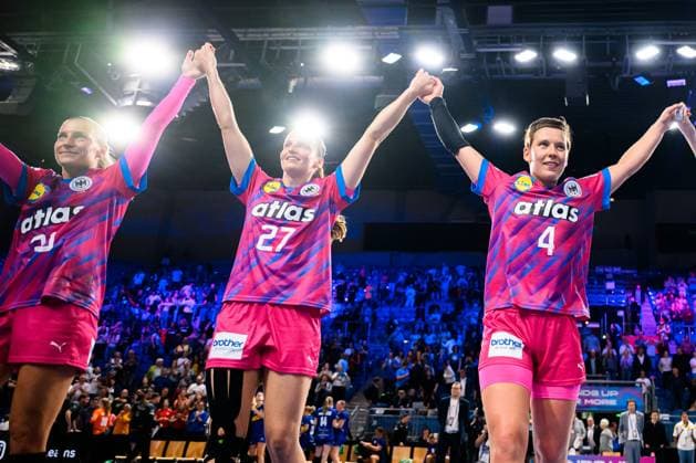 Krefeld: Handball Frauen Laenderspiel - Deutschland - Niederlande Jenny Behrend (Deutschland), Julia Maidhof (Deutschland), Alina Grijseels (Deutschland) Schlussjubel Schlußjubel Emotion Freude Krefeld Yayla Arena Nordrhein-Westfalen Deutschland