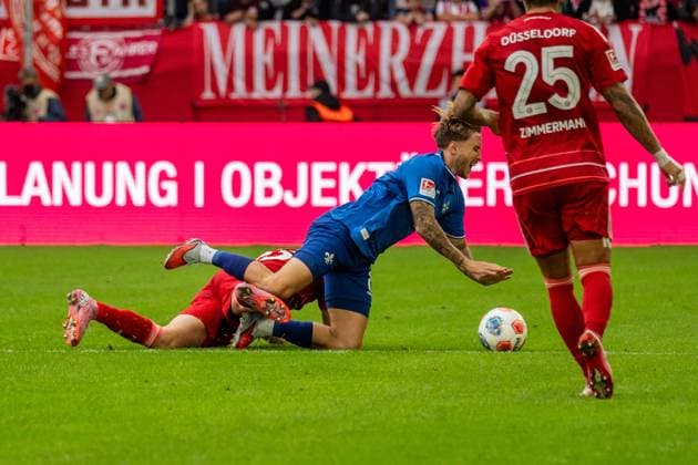 Spielszene, Zweikampf, v.l. Cedric Itten (Fortuna Duesseldorf, 13), Luca Marseiler (SV Darmstadt 98, 08), Matthias Zimmermann (Fortuna Duesseldorf, 25), GER, Fortuna Duesseldorf vs. SV Darmstadt 98, Fussball, 2. Bundesliga, 6. Spieltag, Saison 2025 2026, 21.09.2025, DFL REGULATIONS PROHIBIT ANY USE OF PHOTOGRAPHS AS IMAGE SEQUENCES AND OR QUASI-VIDEO, GER, Fortuna Duesseldorf vs. SV Darmstadt 98, Fussball, 2. Bundesliga, 6. Spieltag, Saison 2025 2026, 21.09.2025 Duesseldorf