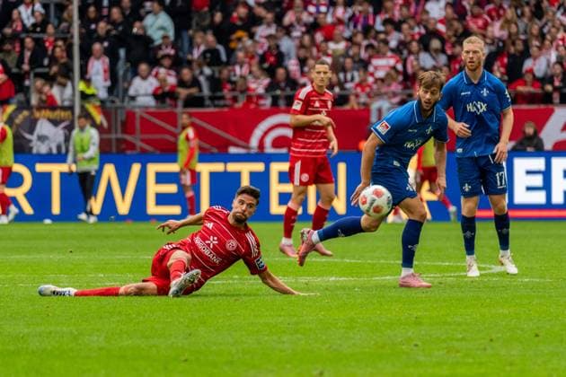 Spielszene, Ballaktion, Aktion, v.l. Anouar El Azzouzi (Fortuna Duesseldorf, 08), Killian Corredor (SV Darmstadt 98, 34), Kai Klefisch (SV Darmstadt 98, 17), GER, Fortuna Duesseldorf vs. SV Darmstadt 98, Fussball, 2. Bundesliga, 6. Spieltag, Saison 2025 2026, 21.09.2025, DFL REGULATIONS PROHIBIT ANY USE OF PHOTOGRAPHS AS IMAGE SEQUENCES AND OR QUASI-VIDEO, GER, Fortuna Duesseldorf vs. SV Darmstadt 98, Fussball, 2. Bundesliga, 6. Spieltag, Saison 2025 2026, 21.09.2025 Duesseldorf
