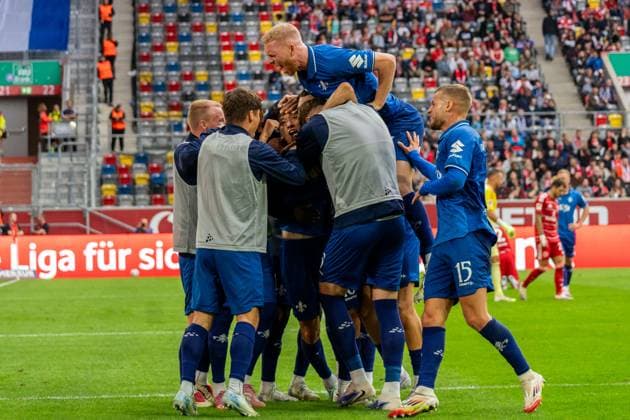 Jubel zum Tor zum 0:1 durch Hiroki Akiyama (SV Darmstadt 98, 16), GER, Fortuna Duesseldorf vs. SV Darmstadt 98, Fussball, 2. Bundesliga, 6. Spieltag, Saison 2025 2026, 21.09.2025, DFL REGULATIONS PROHIBIT ANY USE OF PHOTOGRAPHS AS IMAGE SEQUENCES AND OR QUASI-VIDEO, GER, Fortuna Duesseldorf vs. SV Darmstadt 98, Fussball, 2. Bundesliga, 6. Spieltag, Saison 2025 2026, 21.09.2025 Duesseldorf