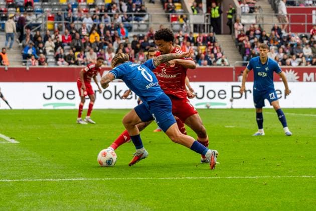 Spielszene, Zweikampf, Ballaktion, Dribbling, v.l. Luca Marseiler (SV Darmstadt 98, 08), Emmanuel Iyoha (Fortuna Duesseldorf, 19), Bartosz Bialek (SV Darmstadt 98, 27), GER, Fortuna Duesseldorf vs. SV Darmstadt 98, Fussball, 2. Bundesliga, 6. Spieltag, Saison 2025 2026, 21.09.2025, DFL REGULATIONS PROHIBIT ANY USE OF PHOTOGRAPHS AS IMAGE SEQUENCES AND OR QUASI-VIDEO, GER, Fortuna Duesseldorf vs. SV Darmstadt 98, Fussball, 2. Bundesliga, 6. Spieltag, Saison 2025 2026, 21.09.2025 Duesseldorf