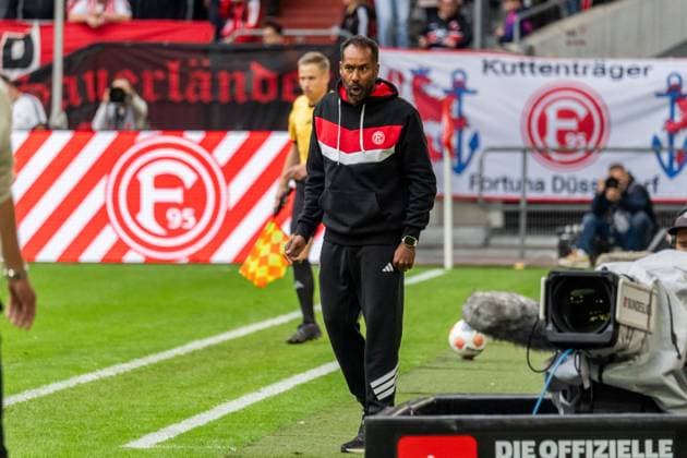 Freisteller, Portrait, Geste, Gestik, Emotion Daniel Thioune (Fortuna Duesseldorf, Cheftrainer), GER, Fortuna Duesseldorf vs. SV Darmstadt 98, Fussball, 2. Bundesliga, 6. Spieltag, Saison 2025 2026, 21.09.2025, DFL REGULATIONS PROHIBIT ANY USE OF PHOTOGRAPHS AS IMAGE SEQUENCES AND OR QUASI-VIDEO, GER, Fortuna Duesseldorf vs. SV Darmstadt 98, Fussball, 2. Bundesliga, 6. Spieltag, Saison 2025 2026, 21.09.2025 Duesseldorf
