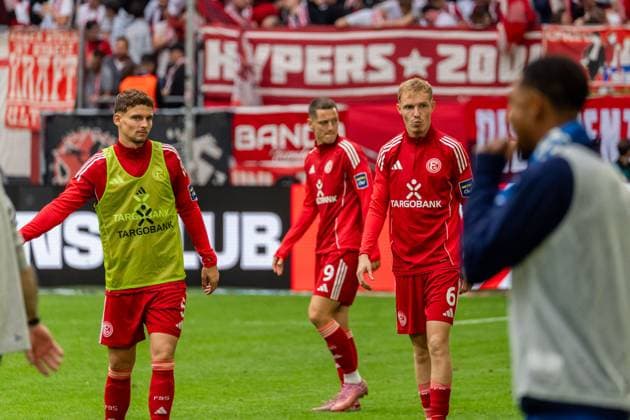 Reaktion v.l. Moritz Heyer (Fortuna Duesseldorf, 05), Zan Celar (Fortuna Duesseldorf, 09), Tim Breithaupt (Fortuna Duesseldorf, 06) auf den Abpfiff, GER, Fortuna Duesseldorf vs. SV Darmstadt 98, Fussball, 2. Bundesliga, 6. Spieltag, Saison 2025 2026, 21.09.2025, DFL REGULATIONS PROHIBIT ANY USE OF PHOTOGRAPHS AS IMAGE SEQUENCES AND OR QUASI-VIDEO, GER, Fortuna Duesseldorf vs. SV Darmstadt 98, Fussball, 2. Bundesliga, 6. Spieltag, Saison 2025 2026, 21.09.2025 Duesseldorf