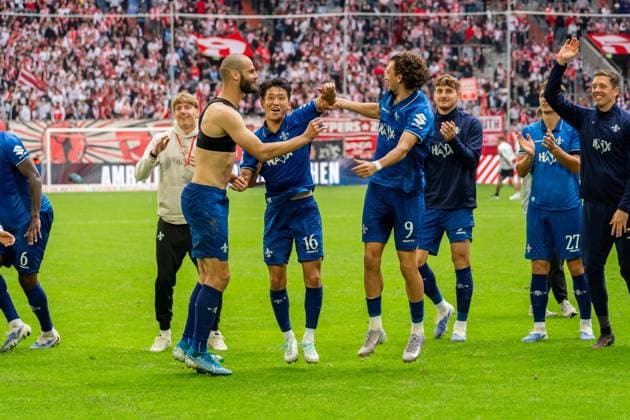 Mannschaft von SV Darmstadt 98 feiert den Sieg vor dem Auswaertsblock, v.l. Benedikt Boerner (SV Darmstadt 98, 24), Aleksandar Vukotic (SV Darmstadt 98, 20), Hiroki Akiyama (SV Darmstadt 98, 16), Fraser Hornby (SV Darmstadt 98, 09), Matej Maglica (SV Darmstadt 98, 05), Bartosz Bialek (SV Darmstadt 98, 27), Alexander Brunst (SV Darmstadt 98, 30), GER, Fortuna Duesseldorf vs. SV Darmstadt 98, Fussball, 2. Bundesliga, 6. Spieltag, Saison 2025 2026, 21.09.2025, DFL REGULATIONS PROHIBIT ANY USE OF PHOTOGRAPHS AS IMAGE SEQUENCES AND OR QUASI-VIDEO, GER, Fortuna Duesseldorf vs. SV Darmstadt 98, Fussball, 2. Bundesliga, 6. Spieltag, Saison 2025 2026, 21.09.2025 Duesseldorf