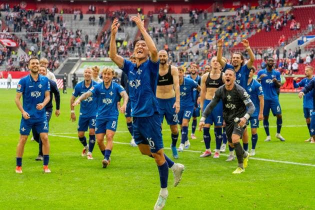 Mannschaft von SV Darmstadt 98 feiert den Sieg vor dem Auswaertsblock, GER, Fortuna Duesseldorf vs. SV Darmstadt 98, Fussball, 2. Bundesliga, 6. Spieltag, Saison 2025 2026, 21.09.2025, DFL REGULATIONS PROHIBIT ANY USE OF PHOTOGRAPHS AS IMAGE SEQUENCES AND OR QUASI-VIDEO, GER, Fortuna Duesseldorf vs. SV Darmstadt 98, Fussball, 2. Bundesliga, 6. Spieltag, Saison 2025 2026, 21.09.2025 Duesseldorf