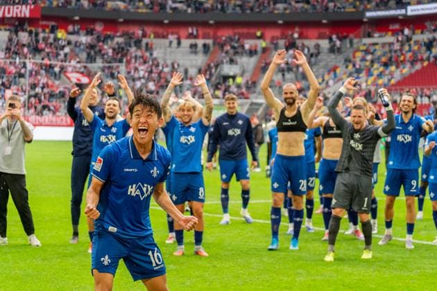 Mannschaft von SV Darmstadt 98 feiert den Sieg vor dem Auswaertsblock, GER, Fortuna Duesseldorf vs. SV Darmstadt 98, Fussball, 2. Bundesliga, 6. Spieltag, Saison 2025 2026, 21.09.2025, DFL REGULATIONS PROHIBIT ANY USE OF PHOTOGRAPHS AS IMAGE SEQUENCES AND OR QUASI-VIDEO, GER, Fortuna Duesseldorf vs. SV Darmstadt 98, Fussball, 2. Bundesliga, 6. Spieltag, Saison 2025 2026, 21.09.2025 Duesseldorf