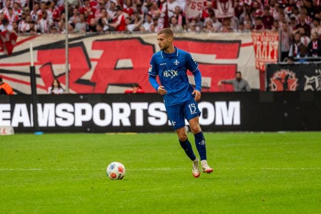 Freisteller, Portrait Fabian Nuernberger (SV Darmstadt 98, 15) mit Ball, GER, Fortuna Duesseldorf vs. SV Darmstadt 98, Fussball, 2. Bundesliga, 6. Spieltag, Saison 2025 2026, 21.09.2025, DFL REGULATIONS PROHIBIT ANY USE OF PHOTOGRAPHS AS IMAGE SEQUENCES AND OR QUASI-VIDEO, GER, Fortuna Duesseldorf vs. SV Darmstadt 98, Fussball, 2. Bundesliga, 6. Spieltag, Saison 2025 2026, 21.09.2025 Duesseldorf