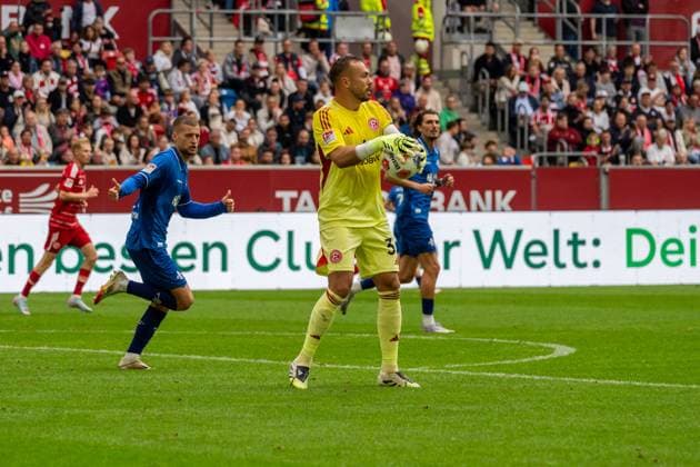 Spielszene, Abwurf Florian Kastenmeier (Fortuna Duesseldorf, 33) wirft den Ball ab, GER, Fortuna Duesseldorf vs. SV Darmstadt 98, Fussball, 2. Bundesliga, 6. Spieltag, Saison 2025 2026, 21.09.2025, DFL REGULATIONS PROHIBIT ANY USE OF PHOTOGRAPHS AS IMAGE SEQUENCES AND OR QUASI-VIDEO, GER, Fortuna Duesseldorf vs. SV Darmstadt 98, Fussball, 2. Bundesliga, 6. Spieltag, Saison 2025 2026, 21.09.2025 Duesseldorf