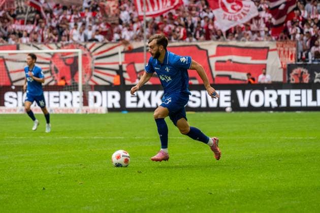 Freisteller, Dribbling Killian Corredor (SV Darmstadt 98, 34), GER, Fortuna Duesseldorf vs. SV Darmstadt 98, Fussball, 2. Bundesliga, 6. Spieltag, Saison 2025 2026, 21.09.2025, DFL REGULATIONS PROHIBIT ANY USE OF PHOTOGRAPHS AS IMAGE SEQUENCES AND OR QUASI-VIDEO, GER, Fortuna Duesseldorf vs. SV Darmstadt 98, Fussball, 2. Bundesliga, 6. Spieltag, Saison 2025 2026, 21.09.2025 Duesseldorf