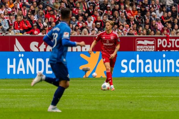 Freisteller, Portrait, Dribbling Jesper Daland (Fortuna Duesseldorf, 02) mit Ball, GER, Fortuna Duesseldorf vs. SV Darmstadt 98, Fussball, 2. Bundesliga, 6. Spieltag, Saison 2025 2026, 21.09.2025, DFL REGULATIONS PROHIBIT ANY USE OF PHOTOGRAPHS AS IMAGE SEQUENCES AND OR QUASI-VIDEO, GER, Fortuna Duesseldorf vs. SV Darmstadt 98, Fussball, 2. Bundesliga, 6. Spieltag, Saison 2025 2026, 21.09.2025 Duesseldorf