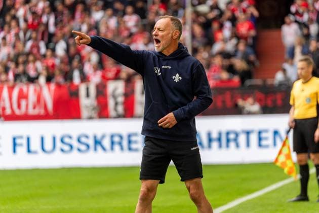 Freisteller, Portrait Darius Scholtysik (SV Darmstadt 98, Co-Trainer) gibt eine Anweisung, GER, Fortuna Duesseldorf vs. SV Darmstadt 98, Fussball, 2. Bundesliga, 6. Spieltag, Saison 2025 2026, 21.09.2025, DFL REGULATIONS PROHIBIT ANY USE OF PHOTOGRAPHS AS IMAGE SEQUENCES AND OR QUASI-VIDEO, GER, Fortuna Duesseldorf vs. SV Darmstadt 98, Fussball, 2. Bundesliga, 6. Spieltag, Saison 2025 2026, 21.09.2025 Duesseldorf