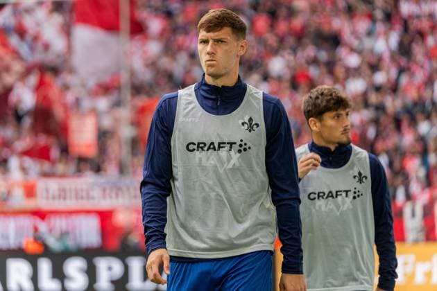 Freisteller, Portrait Bartosz Bialek (SV Darmstadt 98, 27) beim Aufwaermen, GER, Fortuna Duesseldorf vs. SV Darmstadt 98, Fussball, 2. Bundesliga, 6. Spieltag, Saison 2025 2026, 21.09.2025, DFL REGULATIONS PROHIBIT ANY USE OF PHOTOGRAPHS AS IMAGE SEQUENCES AND OR QUASI-VIDEO, GER, Fortuna Duesseldorf vs. SV Darmstadt 98, Fussball, 2. Bundesliga, 6. Spieltag, Saison 2025 2026, 21.09.2025 Duesseldorf