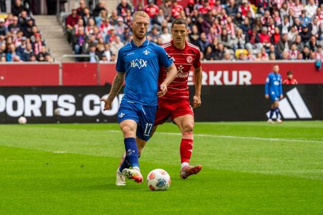 Spielszene, Zweikampf, Ballaktion, Aktion, Pass, Passspiel, v.l. Kai Klefisch (SV Darmstadt 98, 17), Zan Celar (Fortuna Duesseldorf, 09), GER, Fortuna Duesseldorf vs. SV Darmstadt 98, Fussball, 2. Bundesliga, 6. Spieltag, Saison 2025 2026, 21.09.2025, DFL REGULATIONS PROHIBIT ANY USE OF PHOTOGRAPHS AS IMAGE SEQUENCES AND OR QUASI-VIDEO, GER, Fortuna Duesseldorf vs. SV Darmstadt 98, Fussball, 2. Bundesliga, 6. Spieltag, Saison 2025 2026, 21.09.2025 Duesseldorf