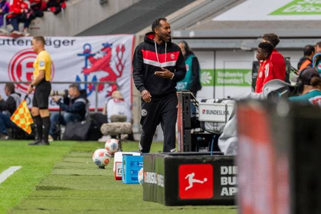 Freisteller, Portrait, Emotion, Geste, Gestik Daniel Thioune (Fortuna Duesseldorf, Cheftrainer), GER, Fortuna Duesseldorf vs. SV Darmstadt 98, Fussball, 2. Bundesliga, 6. Spieltag, Saison 2025 2026, 21.09.2025, DFL REGULATIONS PROHIBIT ANY USE OF PHOTOGRAPHS AS IMAGE SEQUENCES AND OR QUASI-VIDEO, GER, Fortuna Duesseldorf vs. SV Darmstadt 98, Fussball, 2. Bundesliga, 6. Spieltag, Saison 2025 2026, 21.09.2025 Duesseldorf
