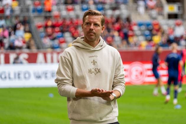 Freisteller, Portrait Florian Kohfeldt (SV Darmstadt 98, Cheftrainer) auf dem Weg zu einem Interview, GER, Fortuna Duesseldorf vs. SV Darmstadt 98, Fussball, 2. Bundesliga, 6. Spieltag, Saison 2025 2026, 21.09.2025, DFL REGULATIONS PROHIBIT ANY USE OF PHOTOGRAPHS AS IMAGE SEQUENCES AND OR QUASI-VIDEO, GER, Fortuna Duesseldorf vs. SV Darmstadt 98, Fussball, 2. Bundesliga, 6. Spieltag, Saison 2025 2026, 21.09.2025 Duesseldorf