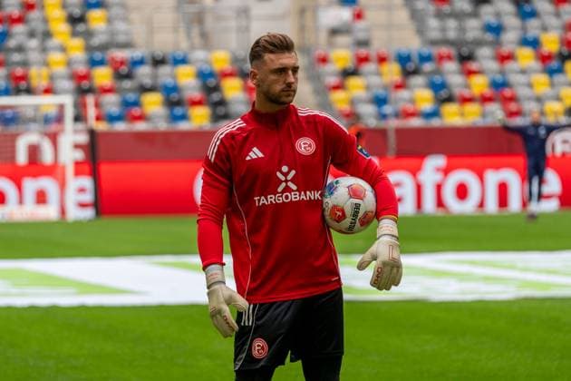Freisteller, Portrait Marcel Lotka (Fortuna Duesseldorf, 01) beim Aufwaermen, GER, Fortuna Duesseldorf vs. SV Darmstadt 98, Fussball, 2. Bundesliga, 6. Spieltag, Saison 2025 2026, 21.09.2025, DFL REGULATIONS PROHIBIT ANY USE OF PHOTOGRAPHS AS IMAGE SEQUENCES AND OR QUASI-VIDEO, GER, Fortuna Duesseldorf vs. SV Darmstadt 98, Fussball, 2. Bundesliga, 6. Spieltag, Saison 2025 2026, 21.09.2025 Duesseldorf