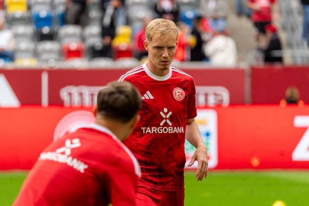 Tim Breithaupt (Fortuna Duesseldorf, 06) beim Aufwaermen, GER, Fortuna Duesseldorf vs. SV Darmstadt 98, Fussball, 2. Bundesliga, 6. Spieltag, Saison 2025 2026, 21.09.2025, DFL REGULATIONS PROHIBIT ANY USE OF PHOTOGRAPHS AS IMAGE SEQUENCES AND OR QUASI-VIDEO, GER, Fortuna Duesseldorf vs. SV Darmstadt 98, Fussball, 2. Bundesliga, 6. Spieltag, Saison 2025 2026, 21.09.2025 Duesseldorf