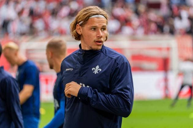 Freisteller, Portrait Fynn-Luca Lakenmacher (SV Darmstadt 98, 19) beim Aufwaermen, GER, Fortuna Duesseldorf vs. SV Darmstadt 98, Fussball, 2. Bundesliga, 6. Spieltag, Saison 2025 2026, 21.09.2025, DFL REGULATIONS PROHIBIT ANY USE OF PHOTOGRAPHS AS IMAGE SEQUENCES AND OR QUASI-VIDEO, GER, Fortuna Duesseldorf vs. SV Darmstadt 98, Fussball, 2. Bundesliga, 6. Spieltag, Saison 2025 2026, 21.09.2025 Duesseldorf