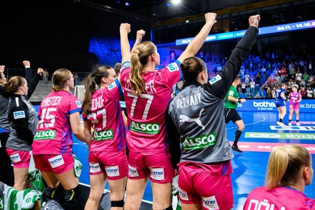 Krefeld: Handball Frauen Laenderspiel - Deutschland - Niederlande Jubel Freude Emotion Torjubel Torschuetze Torschütze Krefeld Yayla Arena Nordrhein-Westfalen Deutschland