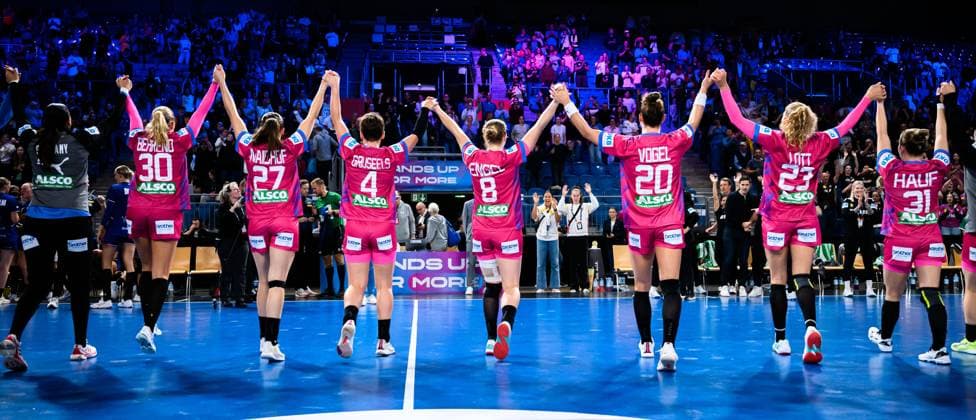Krefeld: Handball Frauen Laenderspiel - Deutschland - Niederlande v.li. Torhueterin Nicole Roth (Deutschland), Jenny Behrend (Deutschland), Julia Maidhof (Deutschland), Alina Grijseels (Deutschland), Nina Engel (Deutschland), Emily Vogel (Deutschland), Annika Lott (Deutschland), Alexia Hauf (Deutschland) Schlussjubel Schlußjubel Emotion Freude Krefeld Yayla Arena Nordrhein-Westfalen Deutschland