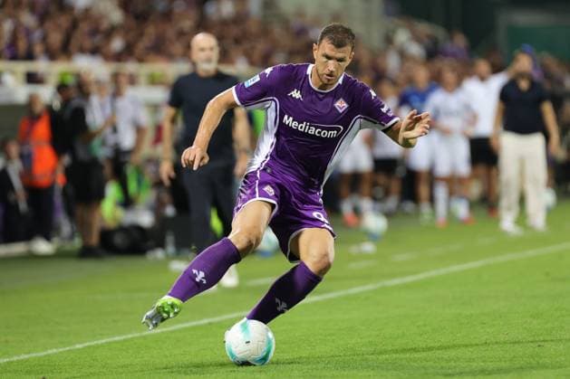 ACF Fiorentina v Como 1907 - Campionato Serie A Edin Dzeko of ACF Fiorentina controls the ball during the Italian Serie A football match between ACF Fiorentina and Como 1907,on September 21 ,2025 at the Artemio Franchi stadium in Florence. Firenze FI Italy  Copyright: xAndreaxMartinix originalFilename:martini-acffiore250921_npZfQ.jpg