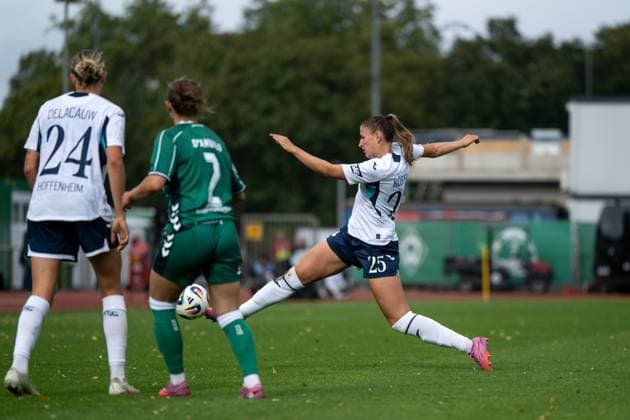Melissa Koessler (TSG Hoffenheim, 25) am Ball, davor Chiara d Angelo (Werder Bremen, 02), Feli Delacauw (TSG Hoffenheim, 24), GER, SV Werder Bremen vs TSG 1899 Hoffenheim, Fussball Google Pixel Frauen Bundesliga, 3. Spieltag, Saison 2025 2026, 21.09.2025 DFB regulations prohibit any use of photographs as image sequences and or quasi-video GER, SV Werder Bremen vs TSG 1899 Hoffenheim, Fussball Google Pixel Frauen Bundesliga, 3. Spieltag, Saison 2025 2026, 21.09.2025 Bremen Copyright: xEibner-Pressefoto Memmlerx EP_MMR