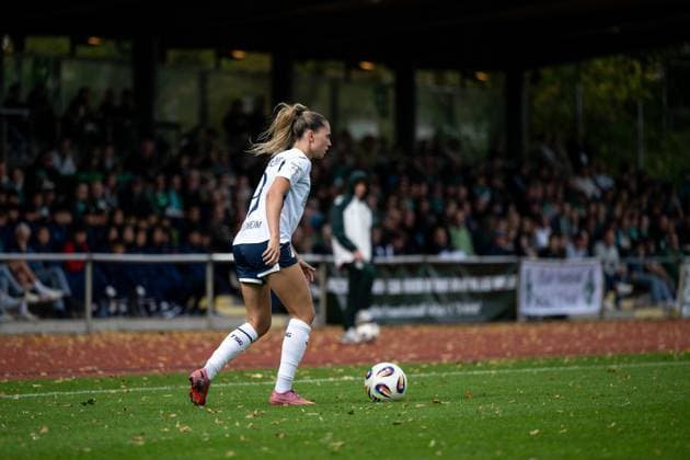 Jill Janssens (TSG Hoffenheim, 09) am Ball, GER, SV Werder Bremen vs TSG 1899 Hoffenheim, Fussball Google Pixel Frauen Bundesliga, 3. Spieltag, Saison 2025 2026, 21.09.2025 DFB regulations prohibit any use of photographs as image sequences and or quasi-video GER, SV Werder Bremen vs TSG 1899 Hoffenheim, Fussball Google Pixel Frauen Bundesliga, 3. Spieltag, Saison 2025 2026, 21.09.2025 Bremen Copyright: xEibner-Pressefoto Memmlerx EP_MMR