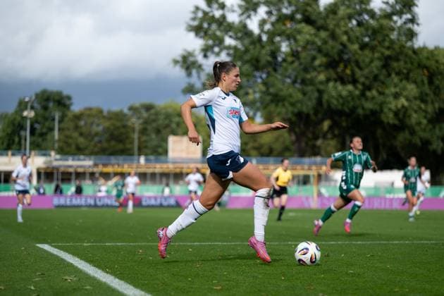Melissa Koessler (TSG Hoffenheim, 25) am Ball, GER, SV Werder Bremen vs TSG 1899 Hoffenheim, Fussball Google Pixel Frauen Bundesliga, 3. Spieltag, Saison 2025 2026, 21.09.2025 DFB regulations prohibit any use of photographs as image sequences and or quasi-video GER, SV Werder Bremen vs TSG 1899 Hoffenheim, Fussball Google Pixel Frauen Bundesliga, 3. Spieltag, Saison 2025 2026, 21.09.2025 Bremen Copyright: xEibner-Pressefoto Memmlerx EP_MMR