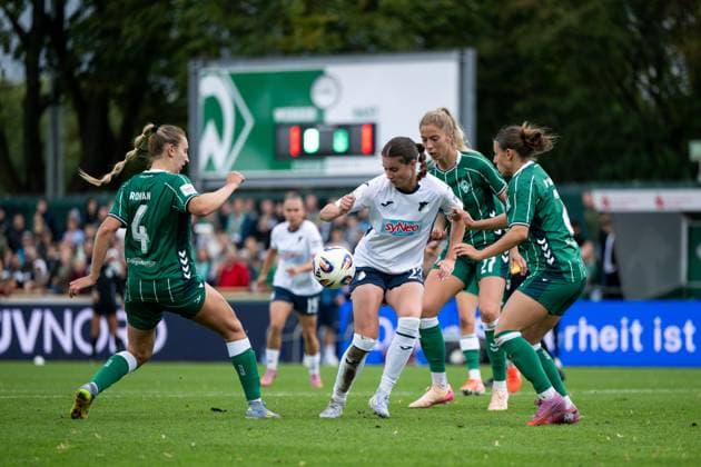 Chiara Hahn (TSG Hoffenheim, 23) im Zweikampf mit Kaylie Ronan (Werder Bremen, 04), Chiara d Angelo (Werder Bremen, 02), Sharon Beck (Werder Bremen, 27), GER, SV Werder Bremen vs TSG 1899 Hoffenheim, Fussball Google Pixel Frauen Bundesliga, 3. Spieltag, Saison 2025 2026, 21.09.2025 DFB regulations prohibit any use of photographs as image sequences and or quasi-video GER, SV Werder Bremen vs TSG 1899 Hoffenheim, Fussball Google Pixel Frauen Bundesliga, 3. Spieltag, Saison 2025 2026, 21.09.2025 Bremen Copyright: xEibner-Pressefoto Memmlerx EP_MMR