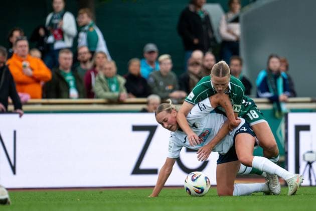 Feli Delacauw (TSG Hoffenheim, 24) im Zweikampf mit Lina Hausicke (Werder Bremen, 18), GER, SV Werder Bremen vs TSG 1899 Hoffenheim, Fussball Google Pixel Frauen Bundesliga, 3. Spieltag, Saison 2025 2026, 21.09.2025 DFB regulations prohibit any use of photographs as image sequences and or quasi-video GER, SV Werder Bremen vs TSG 1899 Hoffenheim, Fussball Google Pixel Frauen Bundesliga, 3. Spieltag, Saison 2025 2026, 21.09.2025 Bremen Copyright: xEibner-Pressefoto Memmlerx EP_MMR