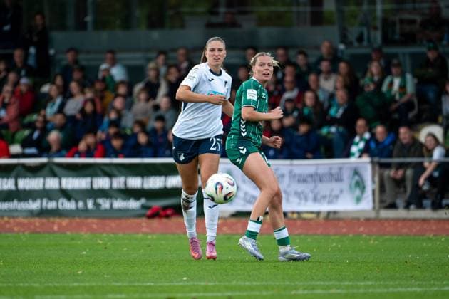 Melissa Koessler (TSG Hoffenheim, 25) im Zweikampf mit Juliane Wirtz (Werder Bremen, 28), GER, SV Werder Bremen vs TSG 1899 Hoffenheim, Fussball Google Pixel Frauen Bundesliga, 3. Spieltag, Saison 2025 2026, 21.09.2025 DFB regulations prohibit any use of photographs as image sequences and or quasi-video GER, SV Werder Bremen vs TSG 1899 Hoffenheim, Fussball Google Pixel Frauen Bundesliga, 3. Spieltag, Saison 2025 2026, 21.09.2025 Bremen Copyright: xEibner-Pressefoto Memmlerx EP_MMR