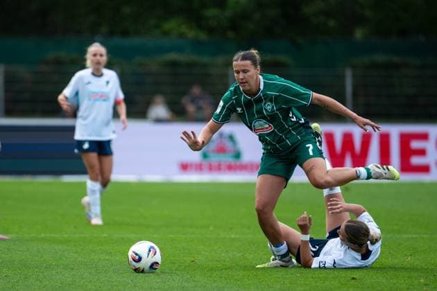 Larissa Muehlhaus (Werder Bremen, 07) im Zweikampf mit Laura Gloning (TSG Hoffenheim, 20), GER, SV Werder Bremen vs TSG 1899 Hoffenheim, Fussball Google Pixel Frauen Bundesliga, 3. Spieltag, Saison 2025 2026, 21.09.2025 DFB regulations prohibit any use of photographs as image sequences and or quasi-video GER, SV Werder Bremen vs TSG 1899 Hoffenheim, Fussball Google Pixel Frauen Bundesliga, 3. Spieltag, Saison 2025 2026, 21.09.2025 Bremen Copyright: xEibner-Pressefoto Memmlerx EP_MMR