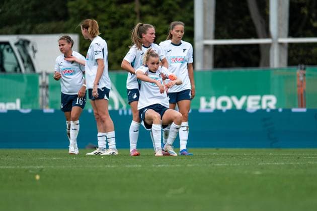 Vanessa Diehm (TSG Hoffenheim, 06), Valesca Ampoorter (TSG Hoffenheim, 18), Lisann Kaut (TSG Hoffenheim, 04), Lisa Doorn (TSG Hoffenheim, 14), Dominika Grabowska (TSG Hoffenheim, 16) ist enttauescht ueber die Niederlage, GER, SV Werder Bremen vs TSG 1899 Hoffenheim, Fussball Google Pixel Frauen Bundesliga, 3. Spieltag, Saison 2025 2026, 21.09.2025 DFB regulations prohibit any use of photographs as image sequences and or quasi-video GER, SV Werder Bremen vs TSG 1899 Hoffenheim, Fussball Google Pixel Frauen Bundesliga, 3. Spieltag, Saison 2025 2026, 21.09.2025 Bremen Copyright: xEibner-Pressefoto Memmlerx EP_MMR