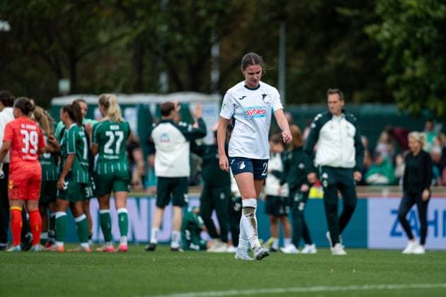 Chiara Hahn (TSG Hoffenheim, 23) ist enttauescht ueber die Niederlage, dahinter Jubel der Spielerinnen von Bremen, GER, SV Werder Bremen vs TSG 1899 Hoffenheim, Fussball Google Pixel Frauen Bundesliga, 3. Spieltag, Saison 2025 2026, 21.09.2025 DFB regulations prohibit any use of photographs as image sequences and or quasi-video GER, SV Werder Bremen vs TSG 1899 Hoffenheim, Fussball Google Pixel Frauen Bundesliga, 3. Spieltag, Saison 2025 2026, 21.09.2025 Bremen Copyright: xEibner-Pressefoto Memmlerx EP_MMR