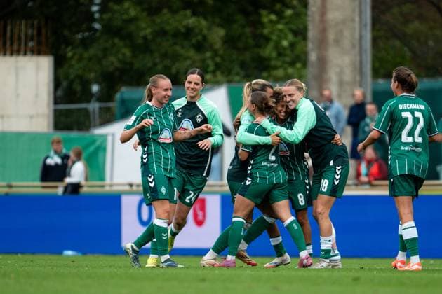 Emoeke Papai (Werder Bremen, 16), Lara Schmidt (Werder Bremen, 24), Chiara d Angelo (Werder Bremen, 02), Lina Hausicke (Werder Bremen, 18), Amira Arfaoui (Werder Bremen, 08), Rieke Dieckmann (Werder Bremen, 22) jubeln ueber den Sieg, GER, SV Werder Bremen vs TSG 1899 Hoffenheim, Fussball Google Pixel Frauen Bundesliga, 3. Spieltag, Saison 2025 2026, 21.09.2025 DFB regulations prohibit any use of photographs as image sequences and or quasi-video GER, SV Werder Bremen vs TSG 1899 Hoffenheim, Fussball Google Pixel Frauen Bundesliga, 3. Spieltag, Saison 2025 2026, 21.09.2025 Bremen Copyright: xEibner-Pressefoto Memmlerx EP_MMR