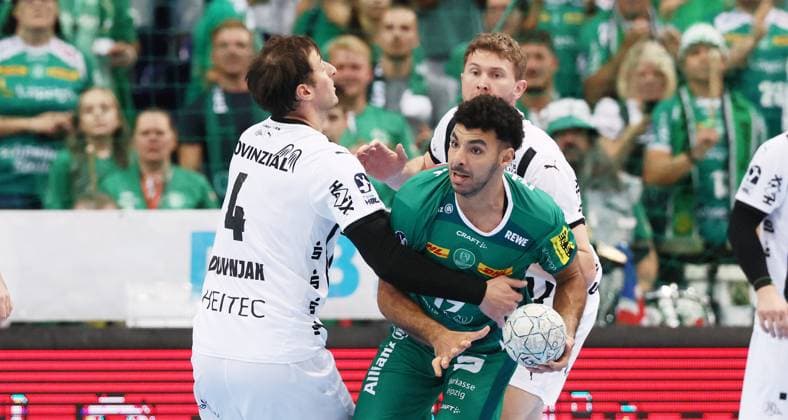 Leipzig, 21.09.2025, Arena Leipzig, Handball, Bundesliga, 5.Spieltag , SC DHfK Leipzig vs. THW Kiel 18:23 (34:41) , Im Bild von links; Domagoj Duvnjak ( 4, Kiel), Ahmed Khairi (17, Leipzig), Magnus Landin ( 7, Kiel). , Nur zur redaktionellen Nutzung. Only editorial use. , DHB HBL regulations prohibit any use of photographs as image sequences and or quasi-video. ,