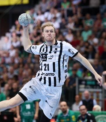 Leipzig, 21.09.2025, Arena Leipzig, Handball, Bundesliga, 5.Spieltag , SC DHfK Leipzig vs. THW Kiel 18:23 (34:41) , Im Bild von vorn; Eric Johansson ( 21, Kiel). , Nur zur redaktionellen Nutzung. Only editorial use. , DHB HBL regulations prohibit any use of photographs as image sequences and or quasi-video. ,