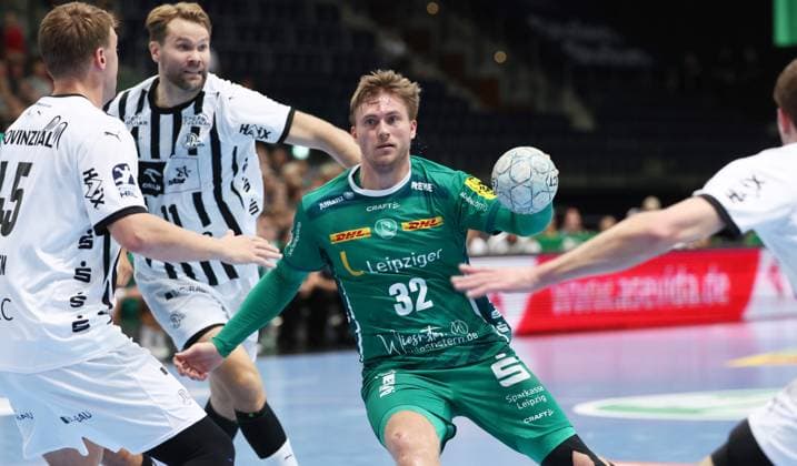 Leipzig, 21.09.2025, Arena Leipzig, Handball, Bundesliga, 5.Spieltag , SC DHfK Leipzig vs. THW Kiel , Im Bild von links; Emil Madsen ( 45, Kiel), Petter Överby ¯verby ( 11, Kiel), Franz Semper (32, Leipzig). , Nur zur redaktionellen Nutzung. Only editorial use. , DHB HBL regulations prohibit any use of photographs as image sequences and or quasi-video. ,