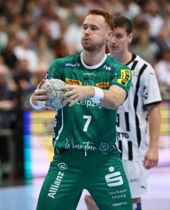 Leipzig, 21.09.2025, Arena Leipzig, Handball, Bundesliga, 5.Spieltag , SC DHfK Leipzig vs. THW Kiel 18:23 (34:41) , Im Bild von vorn; Tomas Piroch (7, Leipzig). , Nur zur redaktionellen Nutzung. Only editorial use. , DHB HBL regulations prohibit any use of photographs as image sequences and or quasi-video. ,