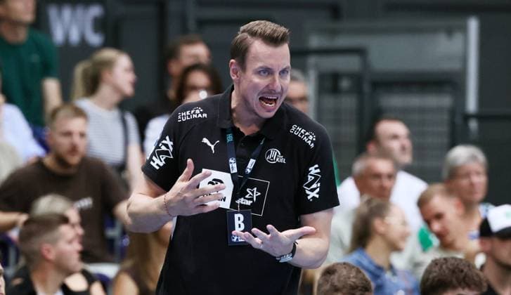 Leipzig, 21.09.2025, Arena Leipzig, Handball, Bundesliga, 5.Spieltag , SC DHfK Leipzig vs. THW Kiel 18:23 (34:41) , Im Bild; Trainer Filip Jicha, THW Kiel , Nur zur redaktionellen Nutzung. Only editorial use. , DHB HBL regulations prohibit any use of photographs as image sequences and or quasi-video. ,