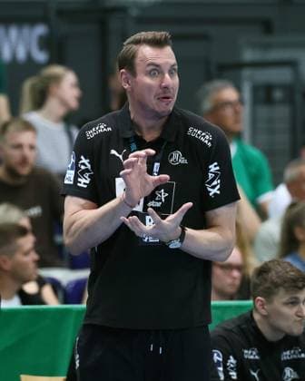 Leipzig, 21.09.2025, Arena Leipzig, Handball, Bundesliga, 5.Spieltag , SC DHfK Leipzig vs. THW Kiel 18:23 (34:41) , Im Bild; Trainer Filip Jicha, THW Kiel , Nur zur redaktionellen Nutzung. Only editorial use. , DHB HBL regulations prohibit any use of photographs as image sequences and or quasi-video. ,