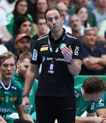 Leipzig, 21.09.2025, Arena Leipzig, Handball, Bundesliga, 5.Spieltag , SC DHfK Leipzig vs. THW Kiel 18:23 (34:41) , Im Bild; Trainer Filip Jicha, THW Kiel , Nur zur redaktionellen Nutzung. Only editorial use. , DHB HBL regulations prohibit any use of photographs as image sequences and or quasi-video. ,