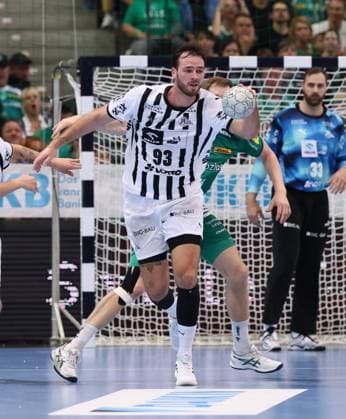 Leipzig, 21.09.2025, Arena Leipzig, Handball, Bundesliga, 5.Spieltag , SC DHfK Leipzig vs. THW Kiel 18:23 (34:41) , Im Bild von vorn; Veron Nacinovic ( 93, Kiel). , Nur zur redaktionellen Nutzung. Only editorial use. , DHB HBL regulations prohibit any use of photographs as image sequences and or quasi-video. ,
