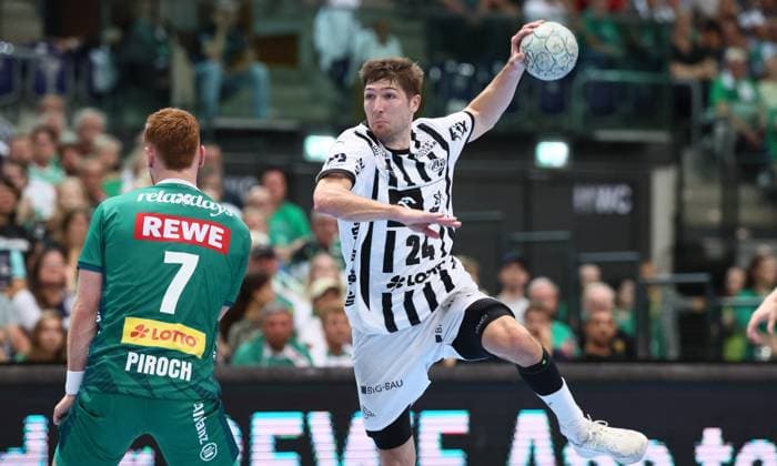 Leipzig, 21.09.2025, Arena Leipzig, Handball, Bundesliga, 5.Spieltag , SC DHfK Leipzig vs. THW Kiel 18:23 (34:41) , Im Bild von links; Tomas Piroch (7, Leipzig), Lukas Zerbe ( 24, Kiel). , Nur zur redaktionellen Nutzung. Only editorial use. , DHB HBL regulations prohibit any use of photographs as image sequences and or quasi-video. ,