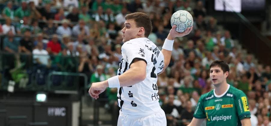 Leipzig, 21.09.2025, Arena Leipzig, Handball, Bundesliga, 5.Spieltag , SC DHfK Leipzig vs. THW Kiel 18:23 (34:41) , Im Bild von vorn; Lukas Laube ( 20, Kiel). , Nur zur redaktionellen Nutzung. Only editorial use. , DHB HBL regulations prohibit any use of photographs as image sequences and or quasi-video. ,