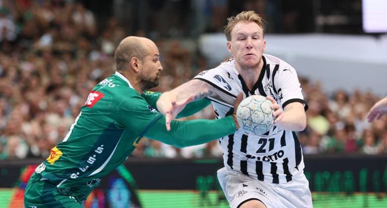 Leipzig, 21.09.2025, Arena Leipzig, Handball, Bundesliga, 5.Spieltag , SC DHfK Leipzig vs. THW Kiel 18:23 (34:41) , Im Bild von links; Thomas Oehlich ( 10, DHfK), Eric Johansson ( 21, Kiel). , Nur zur redaktionellen Nutzung. Only editorial use. , DHB HBL regulations prohibit any use of photographs as image sequences and or quasi-video. ,