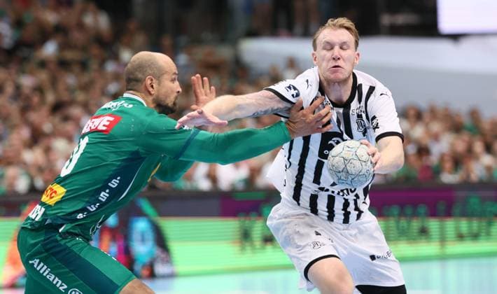 Leipzig, 21.09.2025, Arena Leipzig, Handball, Bundesliga, 5.Spieltag , SC DHfK Leipzig vs. THW Kiel 18:23 (34:41) , Im Bild von links; Thomas Oehlich ( 10, DHfK), Eric Johansson ( 21, Kiel). , Nur zur redaktionellen Nutzung. Only editorial use. , DHB HBL regulations prohibit any use of photographs as image sequences and or quasi-video. ,